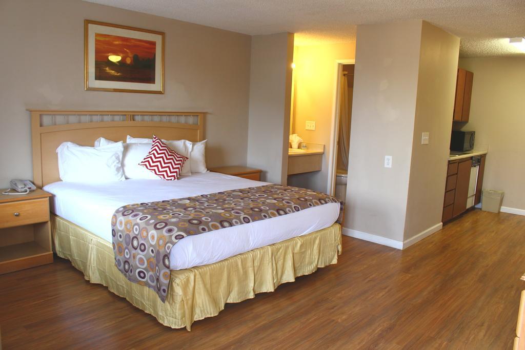 Days Inn By Wyndham Lakewood South Tacoma Номер фото