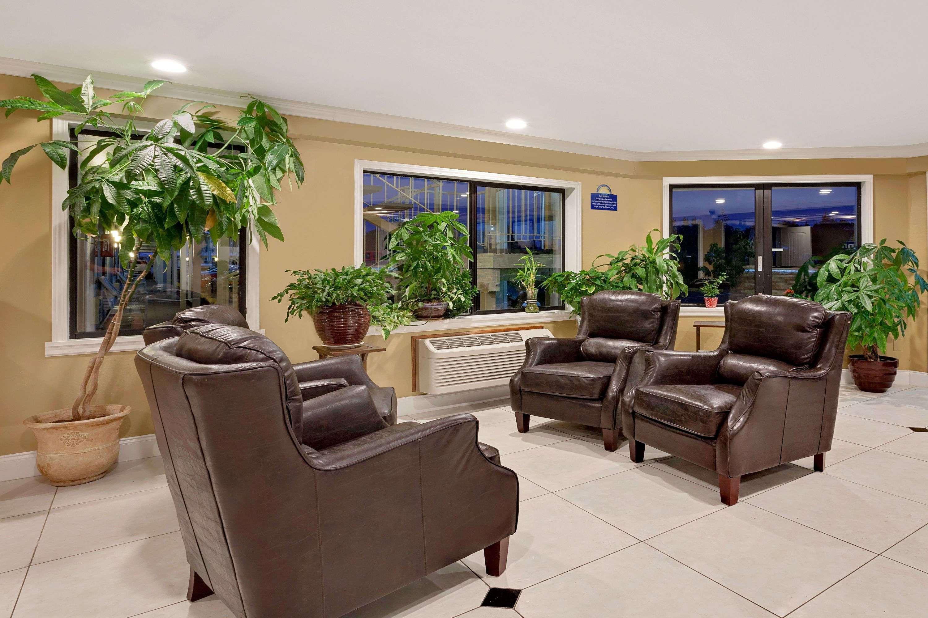 Days Inn By Wyndham Lakewood South Tacoma Экстерьер фото