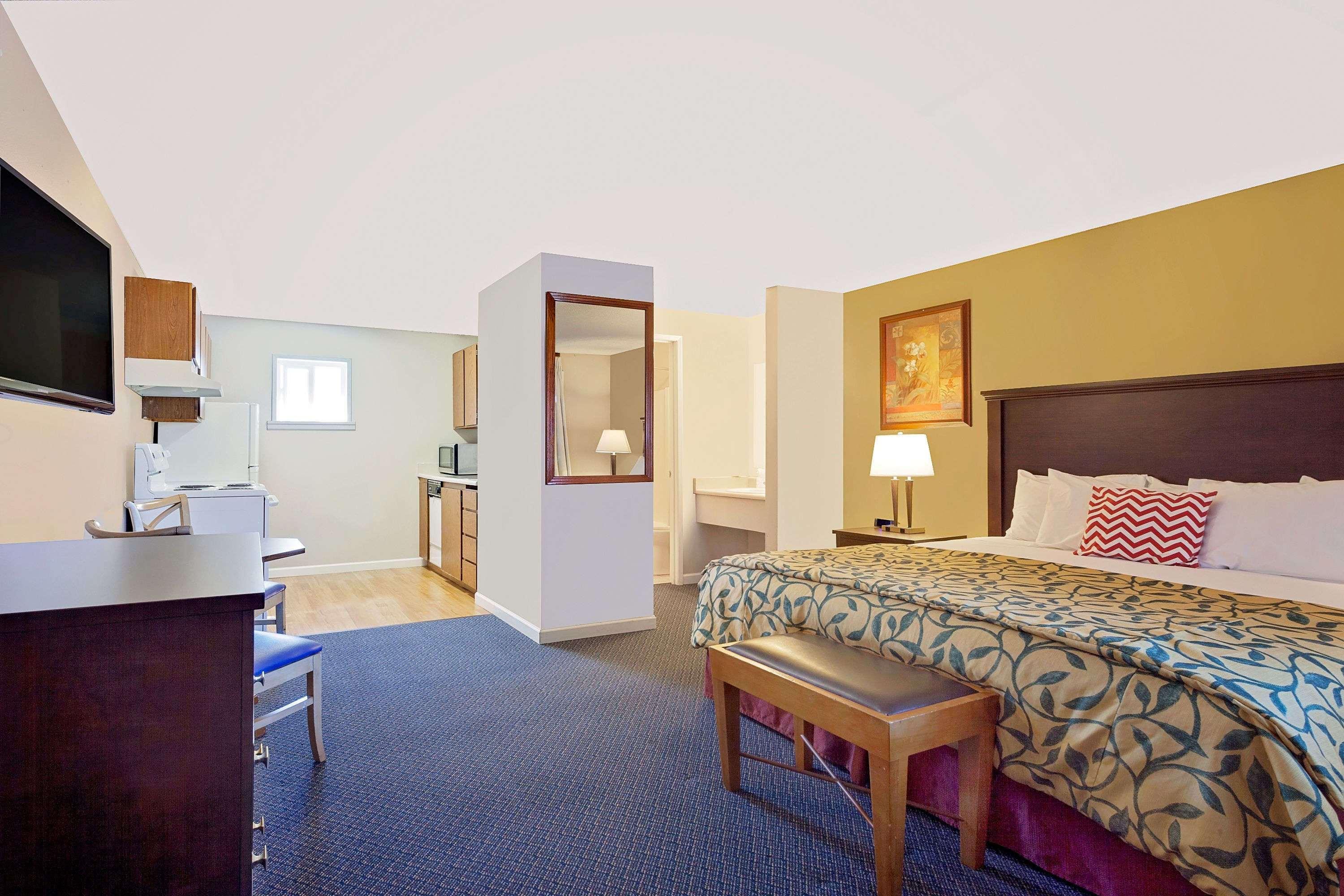 Days Inn By Wyndham Lakewood South Tacoma Экстерьер фото