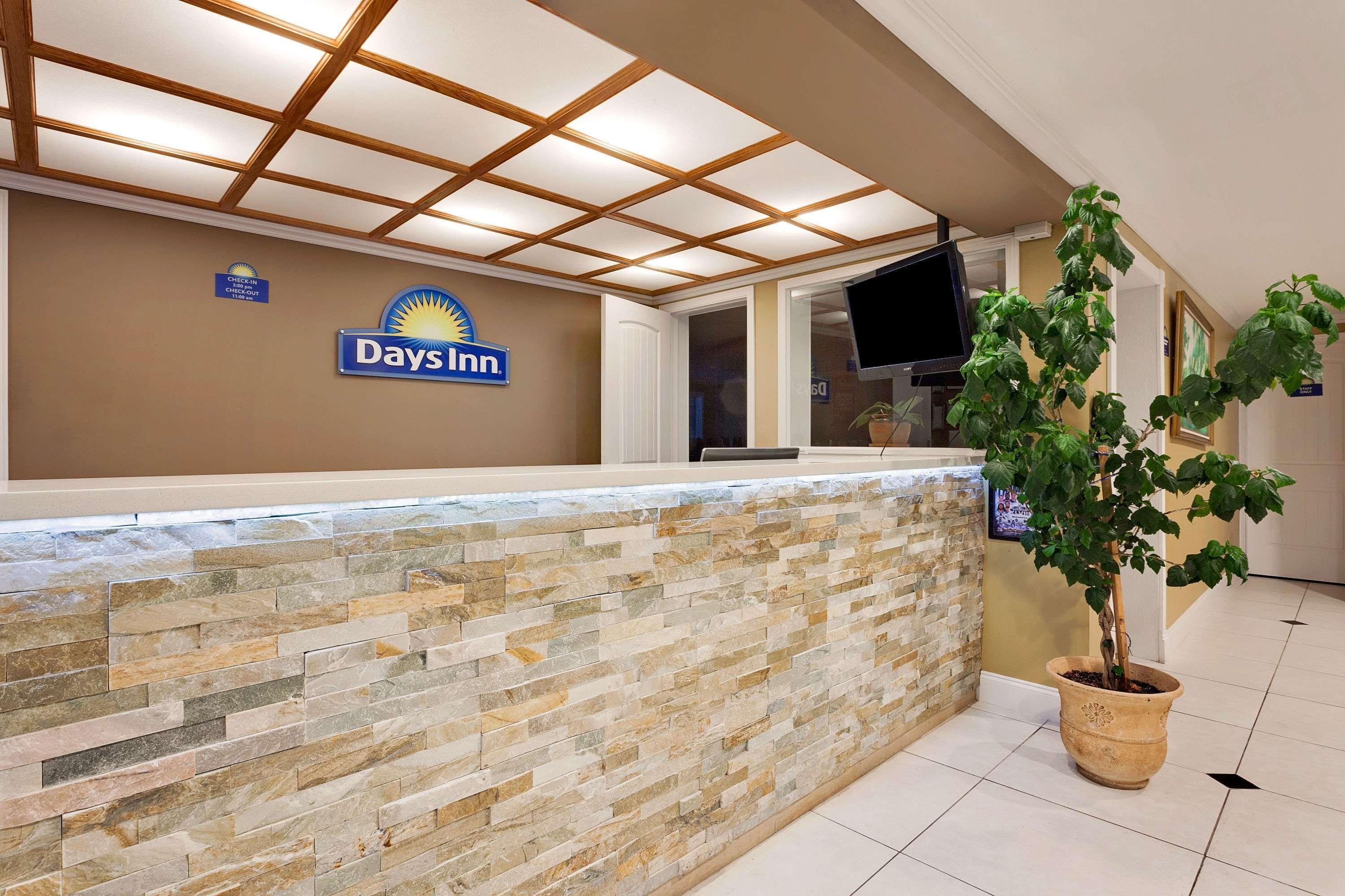 Days Inn By Wyndham Lakewood South Tacoma Экстерьер фото