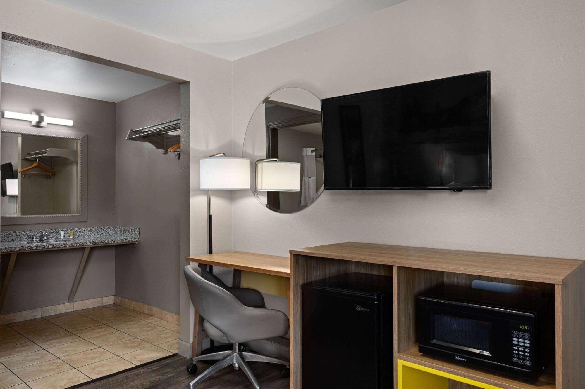 Days Inn By Wyndham Lakewood South Tacoma Экстерьер фото