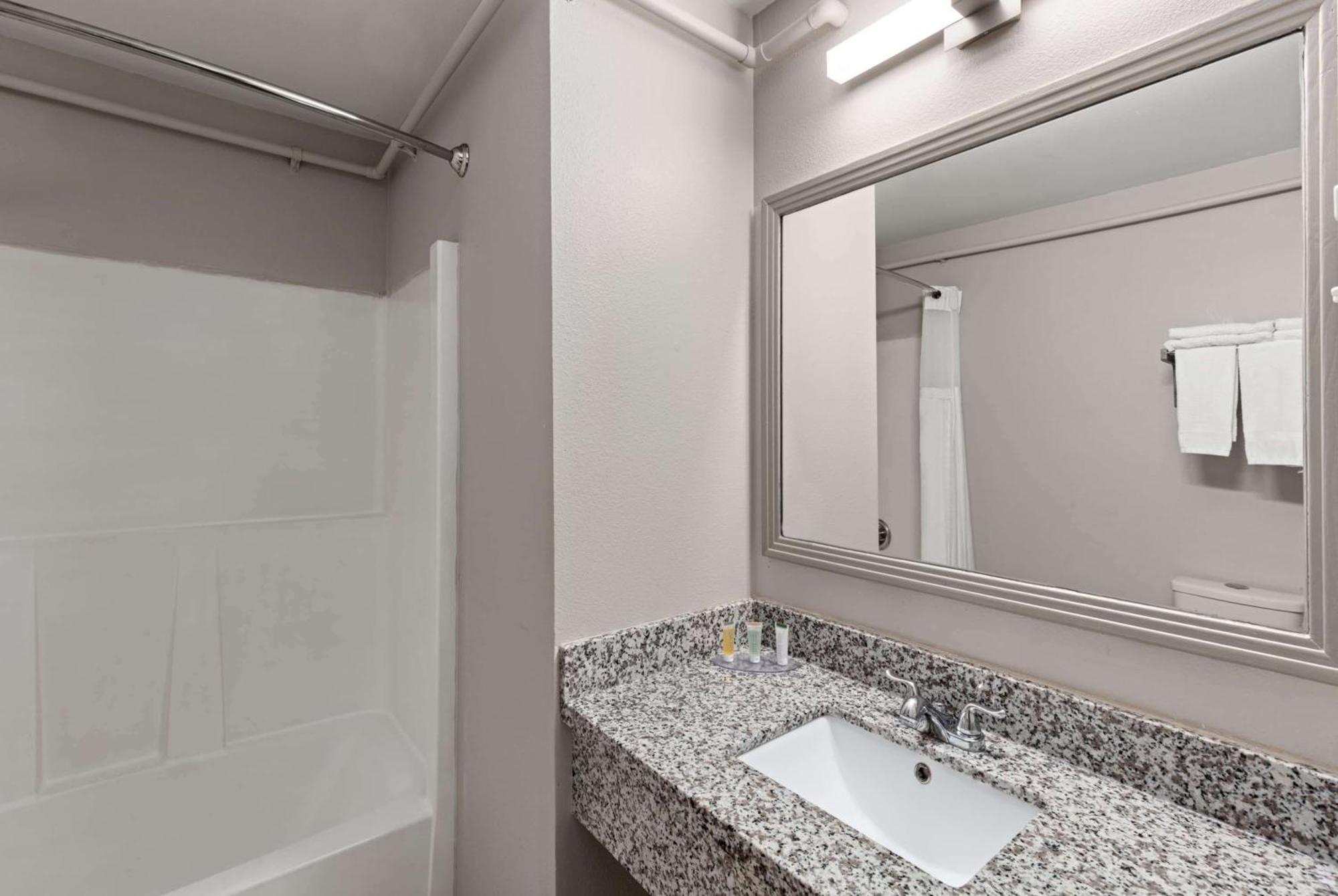 Days Inn By Wyndham Lakewood South Tacoma Экстерьер фото