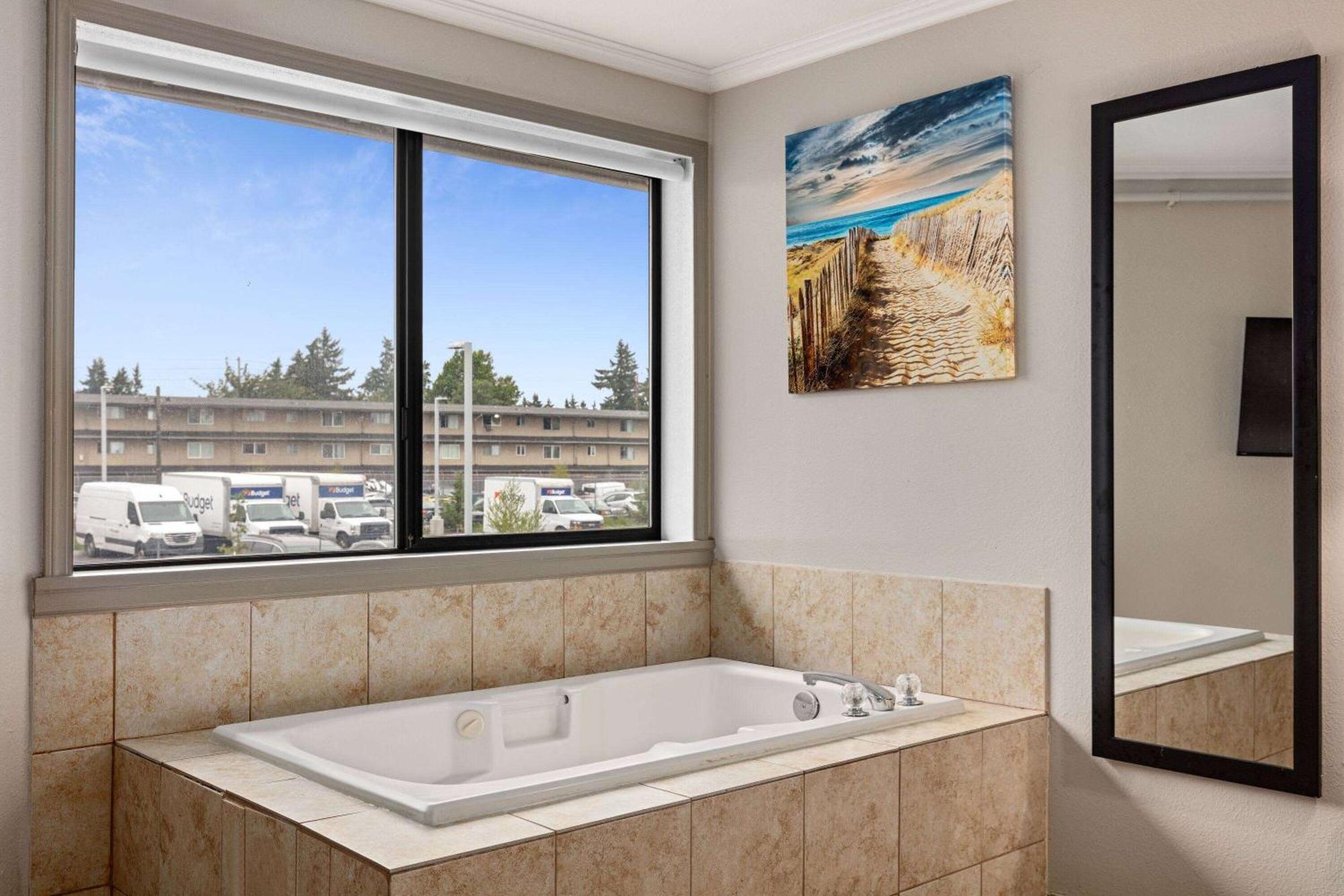 Days Inn By Wyndham Lakewood South Tacoma Экстерьер фото