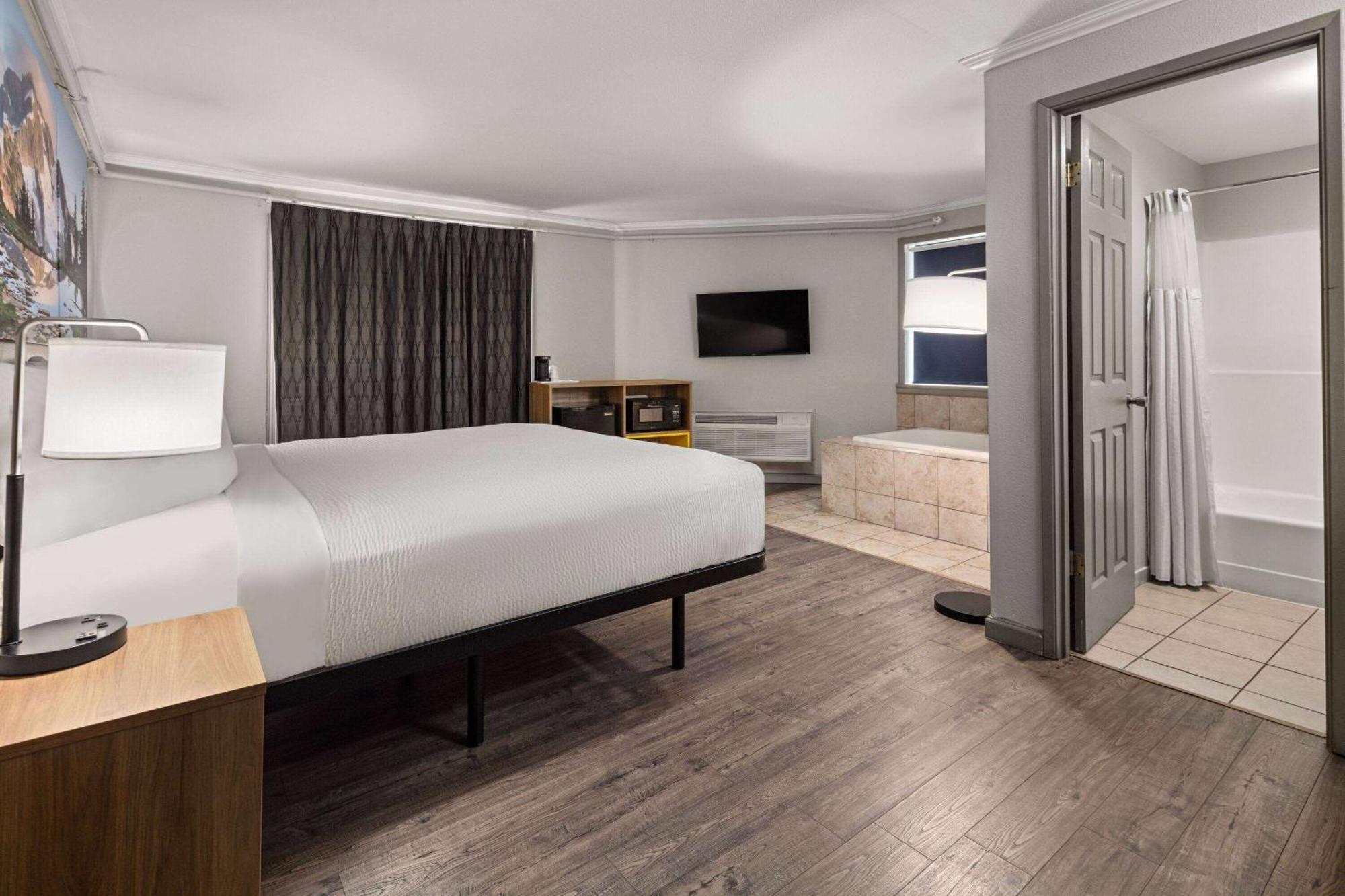Days Inn By Wyndham Lakewood South Tacoma Экстерьер фото
