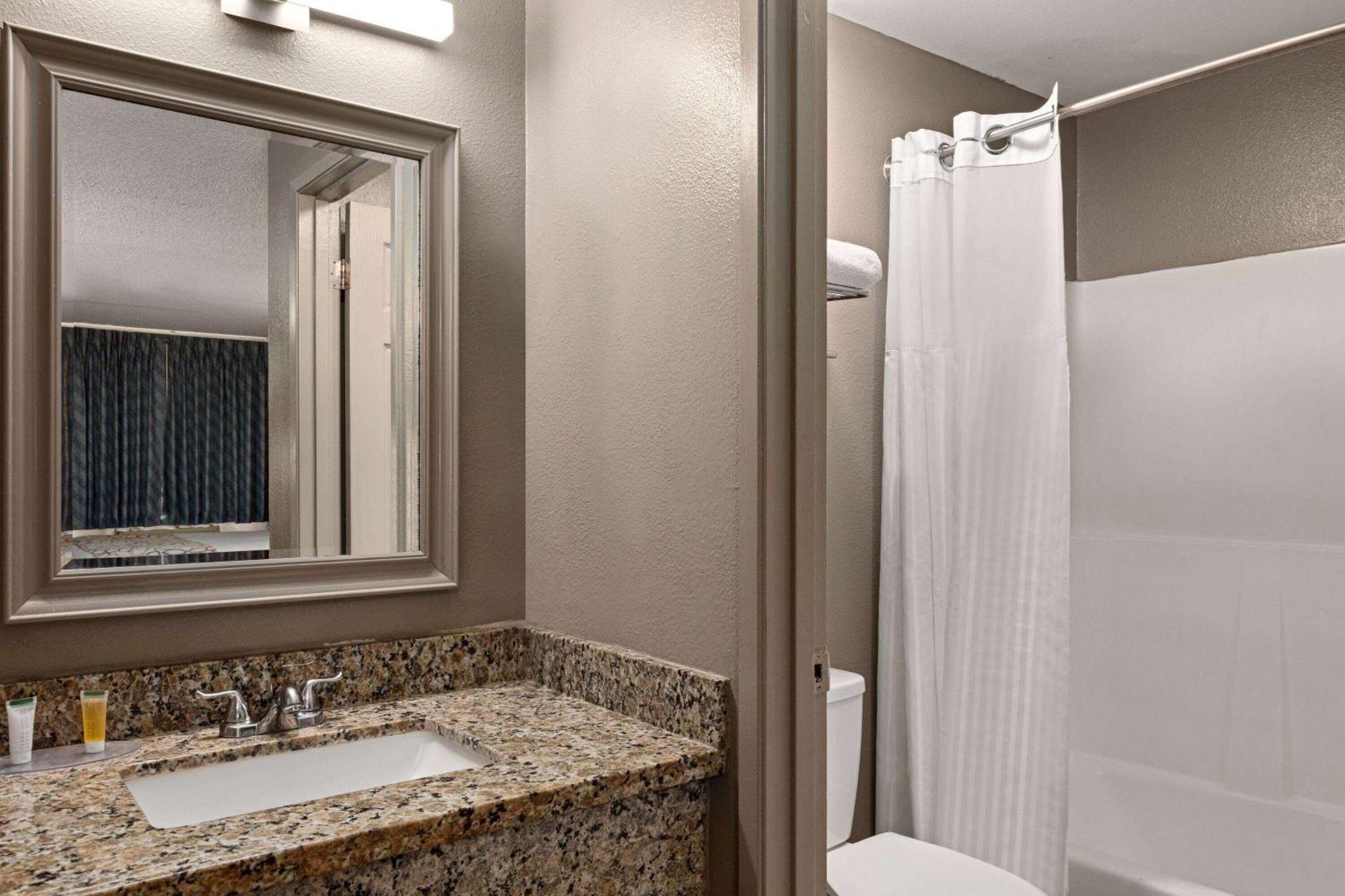 Days Inn By Wyndham Lakewood South Tacoma Экстерьер фото