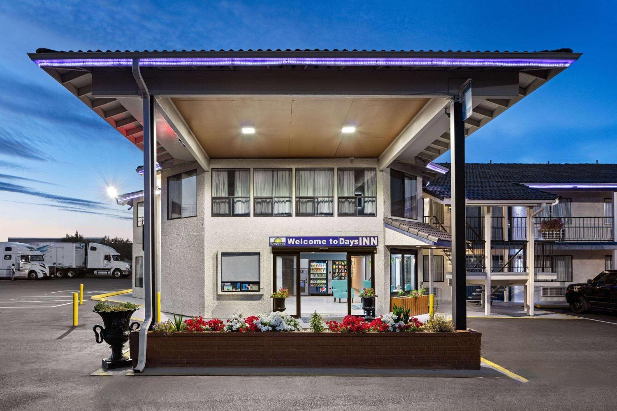 Days Inn By Wyndham Lakewood South Tacoma Экстерьер фото