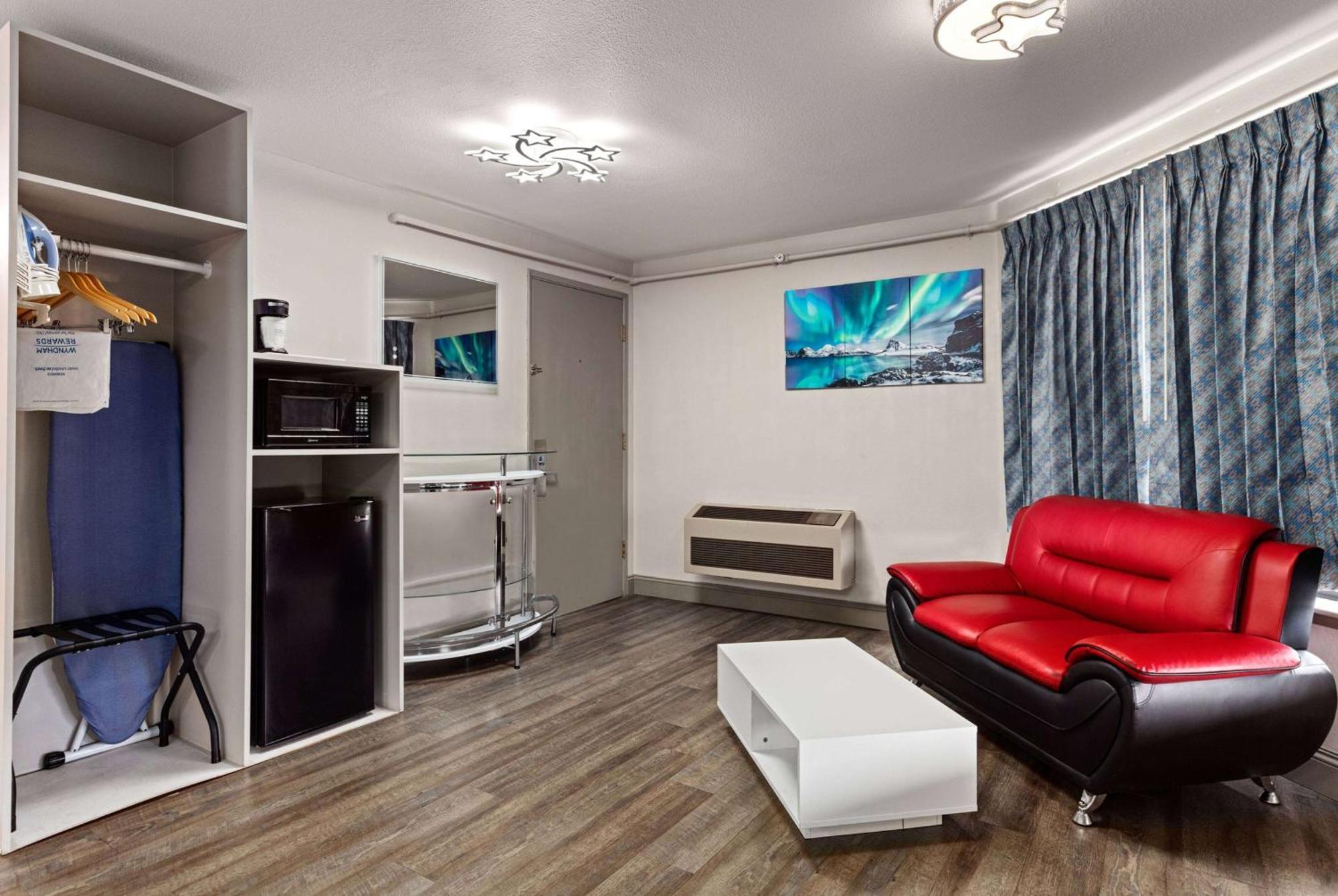 Days Inn By Wyndham Lakewood South Tacoma Экстерьер фото