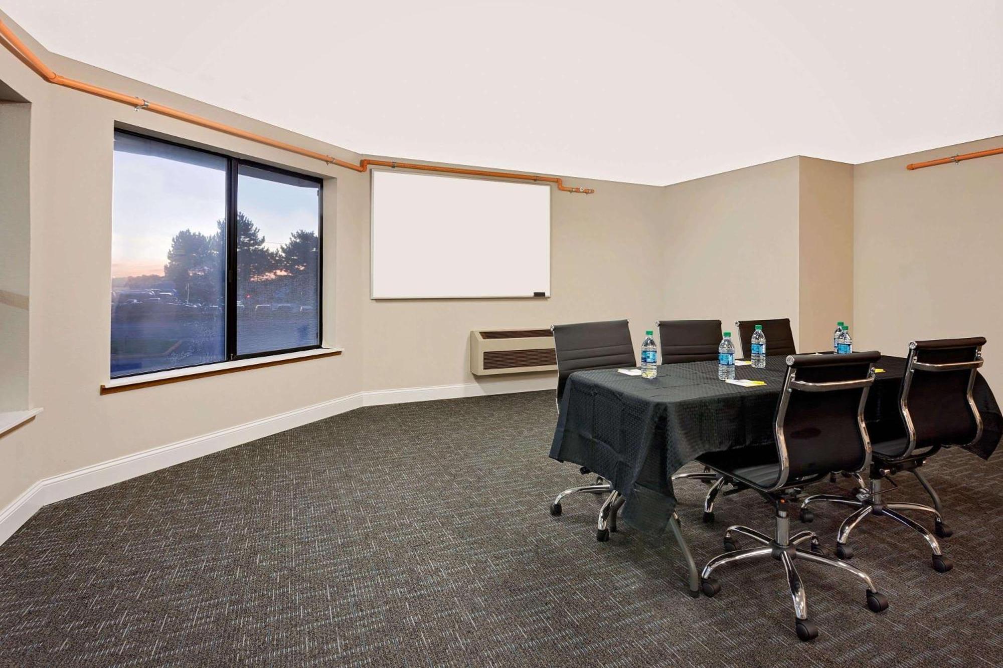 Days Inn By Wyndham Lakewood South Tacoma Экстерьер фото
