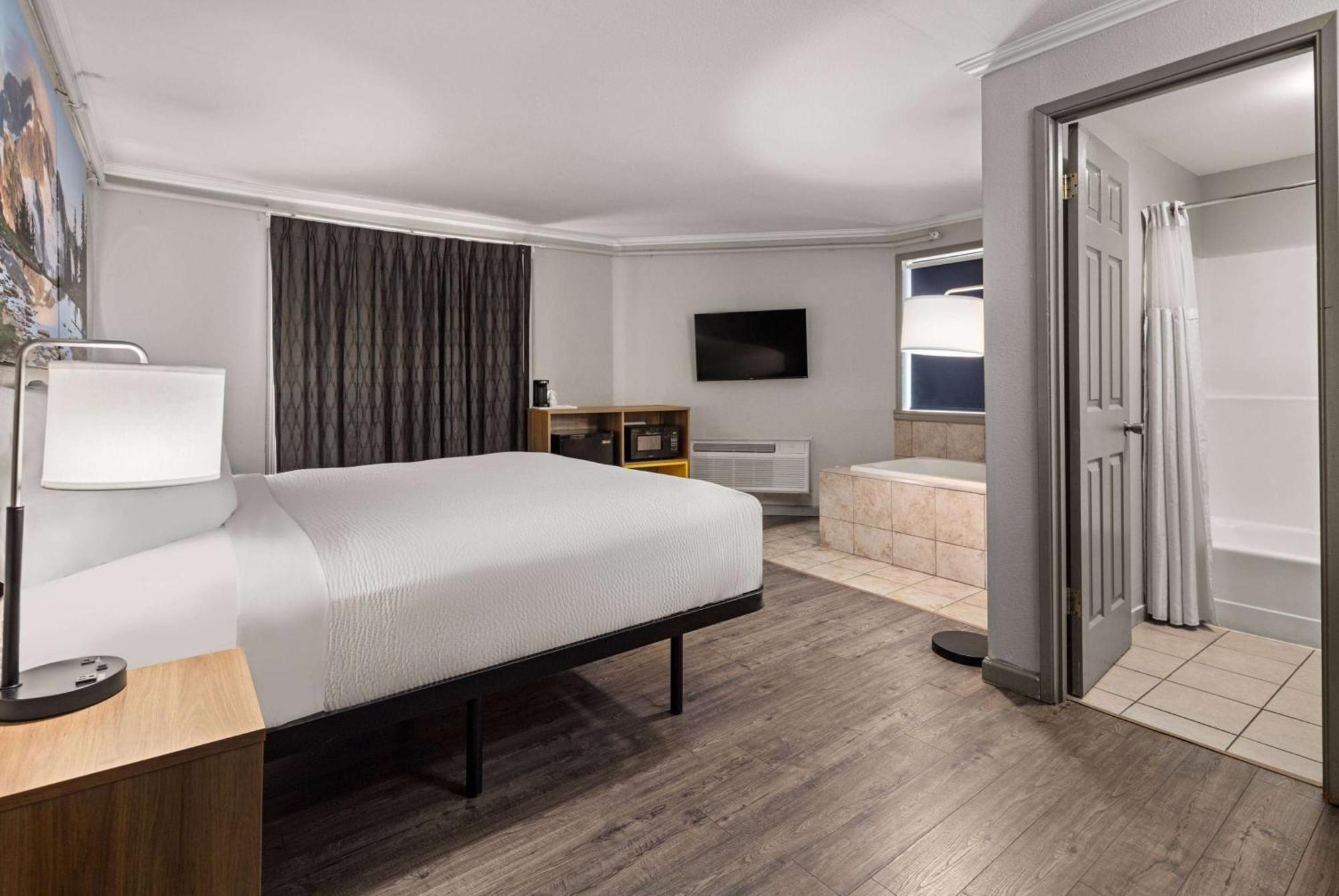 Days Inn By Wyndham Lakewood South Tacoma Экстерьер фото