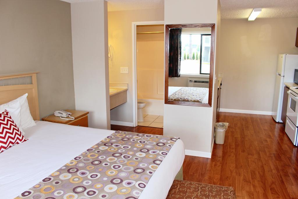 Days Inn By Wyndham Lakewood South Tacoma Экстерьер фото