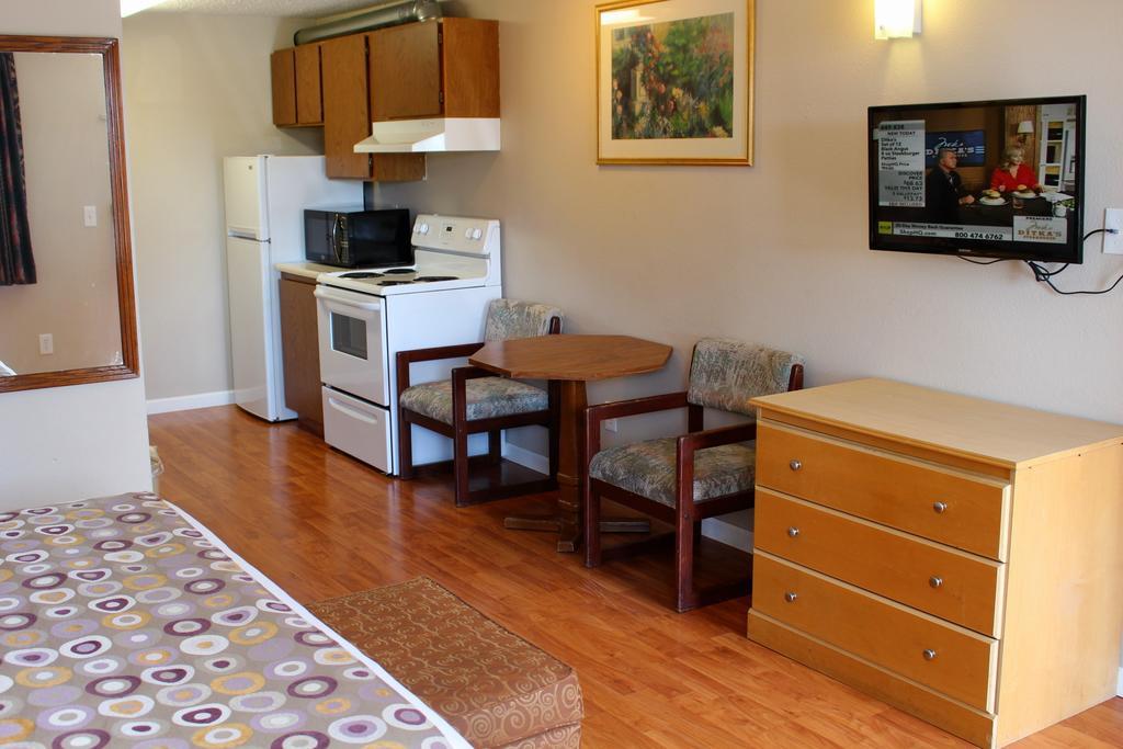 Days Inn By Wyndham Lakewood South Tacoma Экстерьер фото