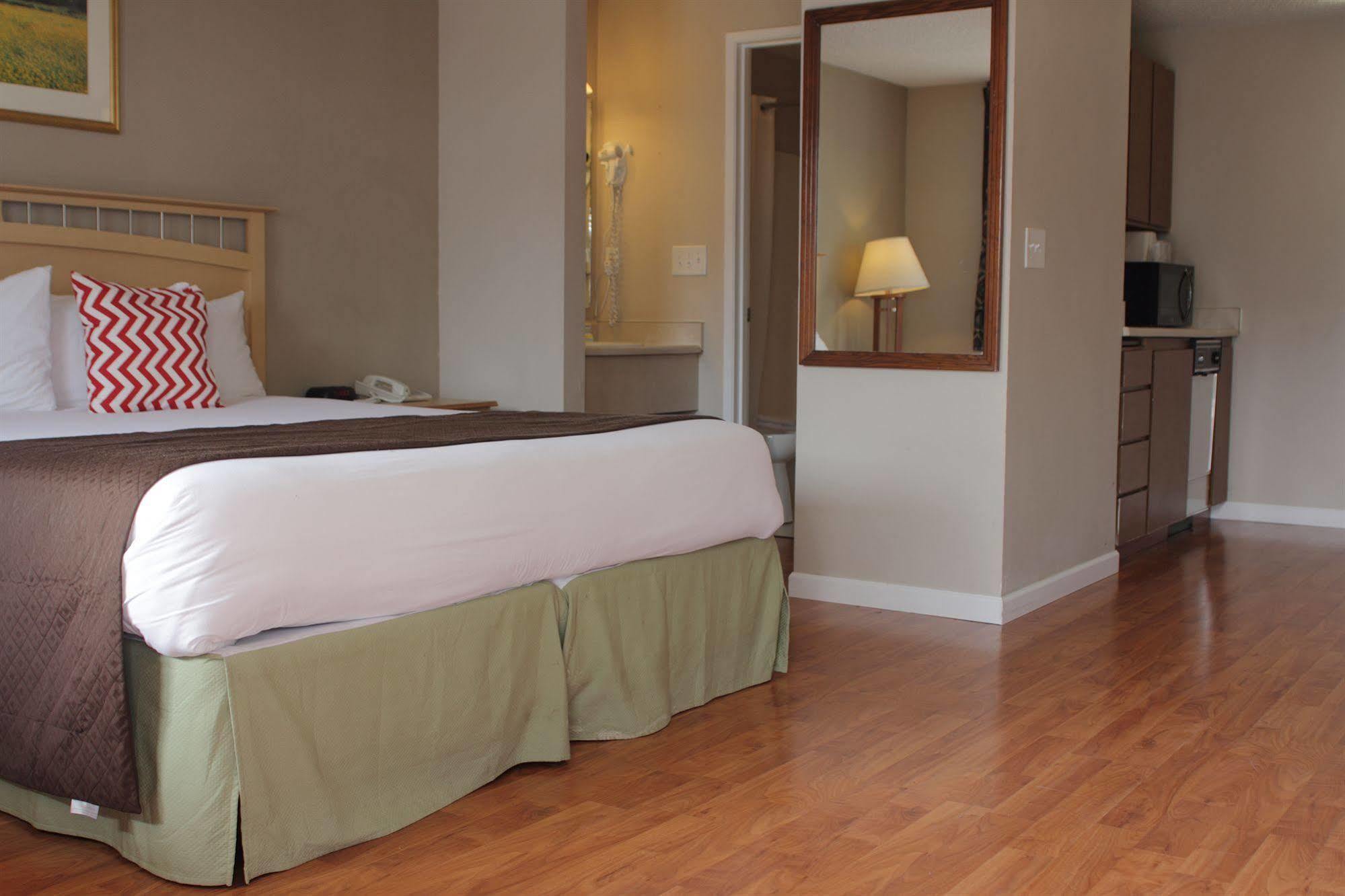 Days Inn By Wyndham Lakewood South Tacoma Экстерьер фото