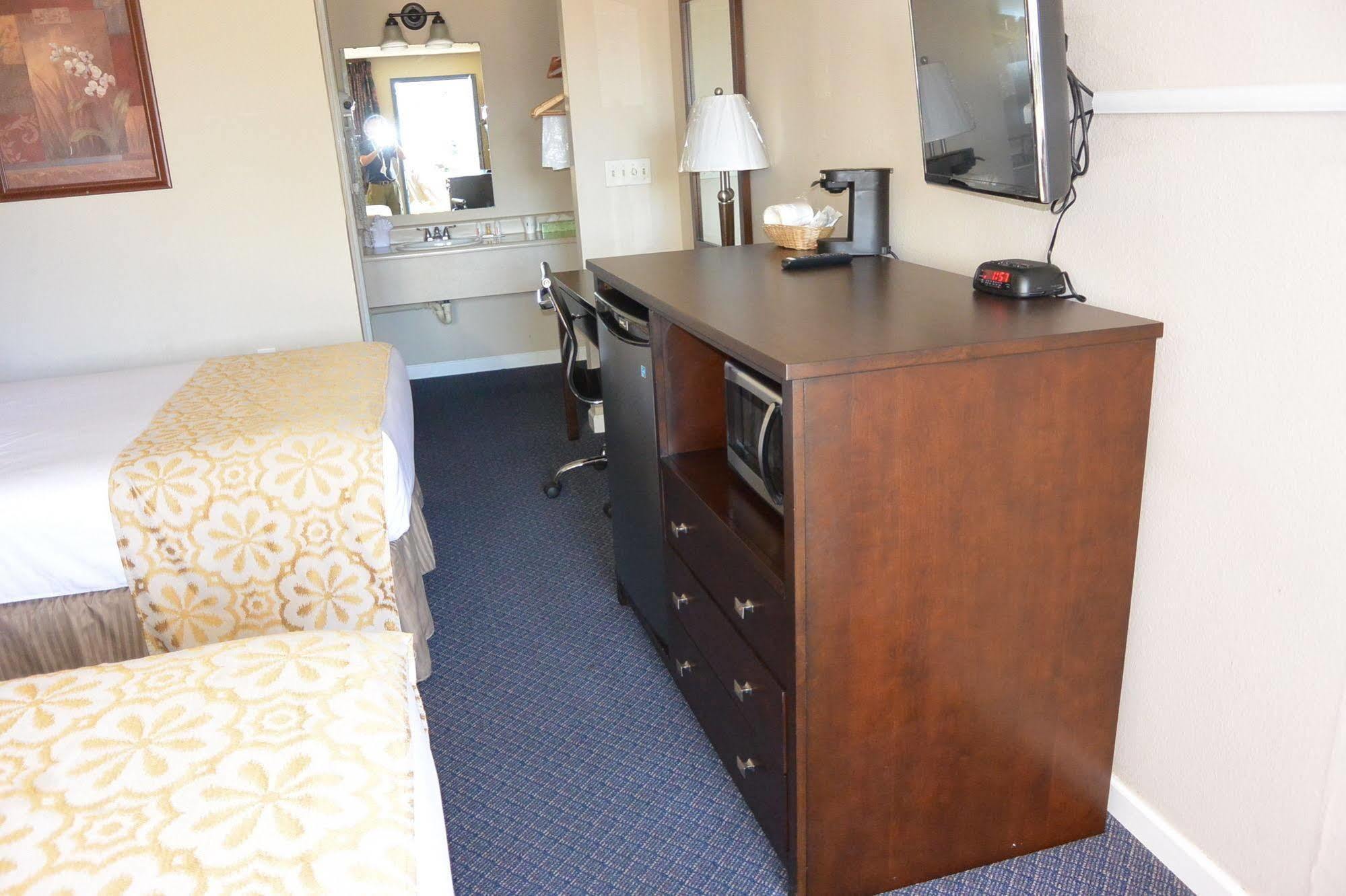 Days Inn By Wyndham Lakewood South Tacoma Экстерьер фото